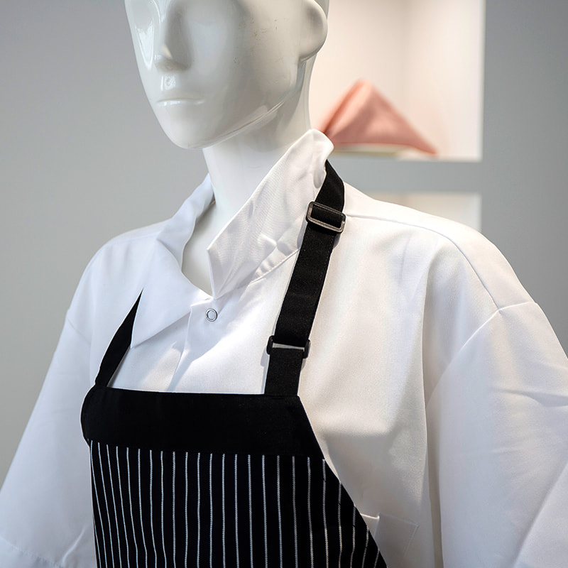 Priccio in poliestere/cotone a strisce bianche e nere con tasche e bottoni regolabili